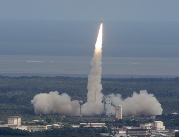 Em foto divulgada pela ESA (Agência Espacial Europeia, na sigla em inglês), o foguete Vega é lançado da base de Kourou, na Guiana Francesa, carregando o Intermediate eXperimental Vehicle (IXV) em uma missão-teste de 100 minutos. A agência disse que lançou o protótipo desenhado para retornar à Terra como um passo importante em sua estratégia espacial. A missão sub-orbital vai testar tecnologias que poderão levar a uma espaçonave reutilizável