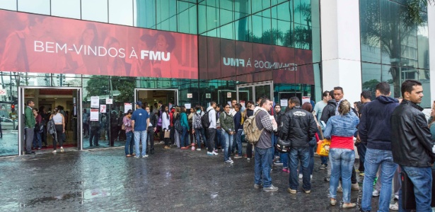 11.mar.2015 - Alunos da FMU enfrentam fila no centro de São Paulo para tentar solucionar os problemas com o Fies 