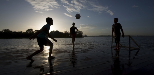 Garotos jogam futebol em plataforma sobre o rio Negro, perto de Manaus