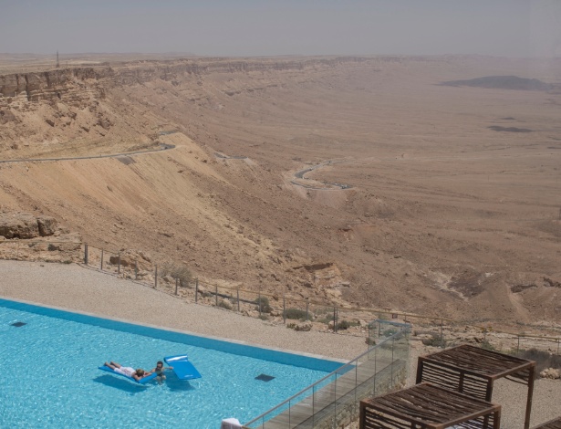 Turistas nadam em piscina do hotel Beresheet, no deserto de Nageb