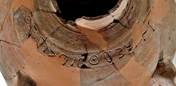 Arqueólogos israelenses descobriram e reconstruíram os pedaços de um jarro de 3.000 anos com uma inscrição que data do século 10 antes de cristo