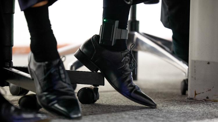 O ex-ministro da Justiça Anderson Torres usa tornozeleira eletrônica em depoimento na CPI do 8 de Janeiro