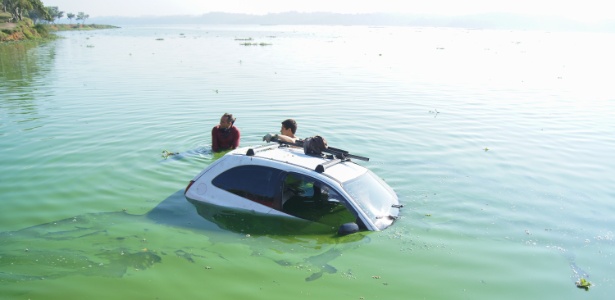 Carro ficou submerso após cair na represa Billings, na zona sul de São Paulo