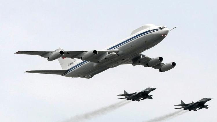 O Ilyushin Il-80 é um centro de comando aéreo construído para levar o presidente russo em caso de explosão nuclear