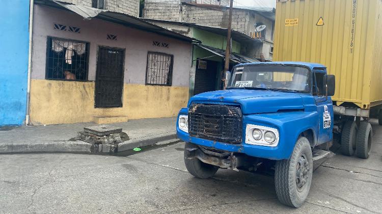 No porto de Guayaquil, caminhoneiros pagam taxa a criminosos para não ter os veículos avariados 