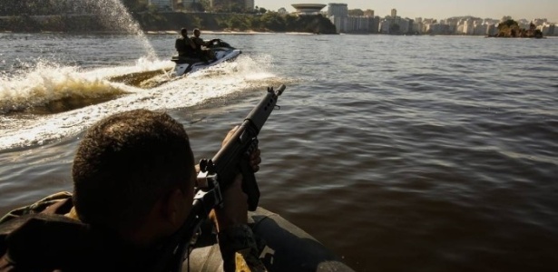 Policiais militares de Niterói pegaram uma moto aquática emprestada para capturar supeito de tráfico