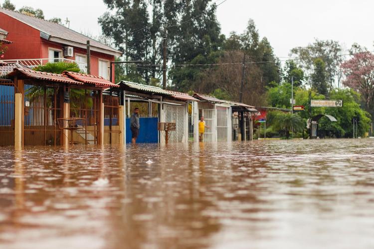 Chuvas fortes causam mortes, estragos, enchente e deixa centenas de pessoas desabrigadas. Na foto, o Rio Passo Fundo Chuvas fortes causam mortes, estragos, enchente e deixa centenas de pessoas desabrigadas. Na foto, o Rio Passo Fundo