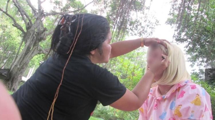 Rose cuida de bebês adultos, na Tailândia