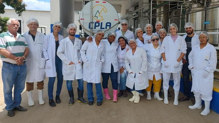José e Crisólogo (primeiro e segunda da esquerda para direita) em visita à fábrica da Cooperativa Produtores de Leite de Alagoas 