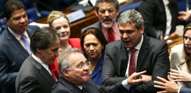 Confusão entre os senadores Gleisi Hoffmann, Lindbergh Farias e o presidente do Senado, Renan Calheiros, durante o segundo dia de julgamento do impeachment