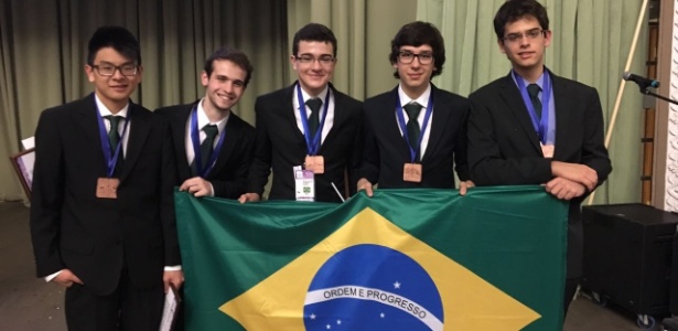 A equipe brasileira: Vitor Daisuke Tamae, Victor Hugo Miranda Pinto, Matheus Camacho, Pedro Lopes e Lucas Vilanova