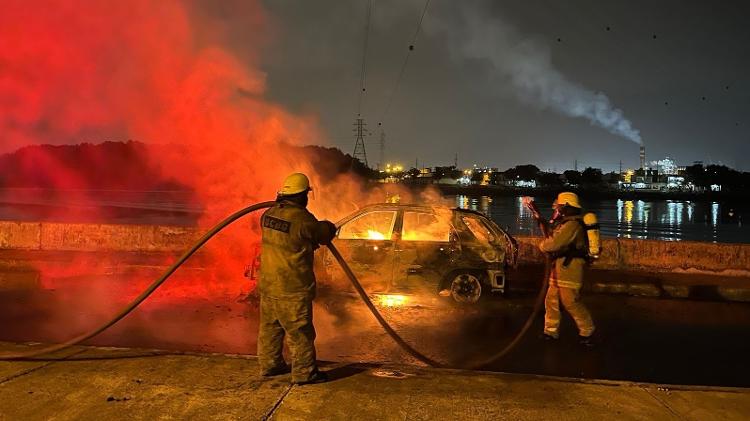 Bombeiros de Guayaquil apagam o fogo de carro onde três pessoas foram incineradas