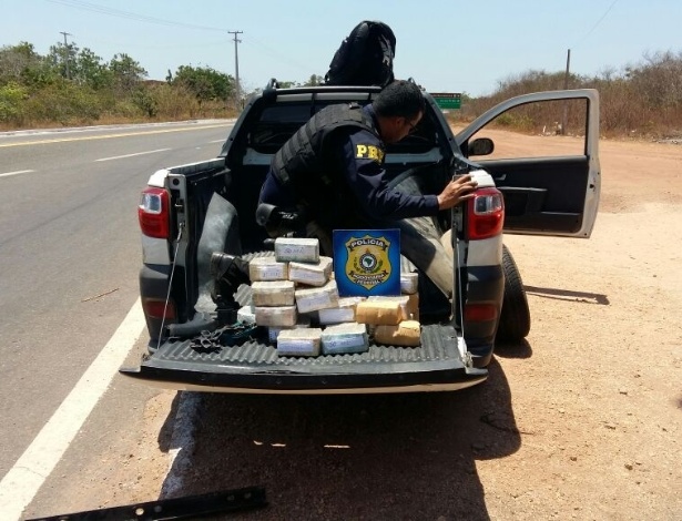 Os policiais rodoviários encontram R$ 1 milhão em notas escondidas no carro