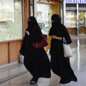 Mulheres sauditas passeiam em shopping center em Riad