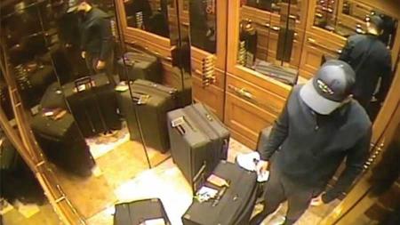 Imagens de câmera mostram homem que seria Jobson dentro de um elevador do hotel com malas das vítimas