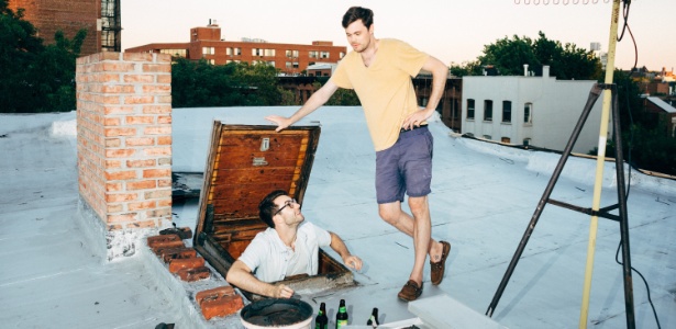 Ben Moss (esq.) e Lucas Whitehead no telhado do prédio onde moram (Andrew White/The New York Times)