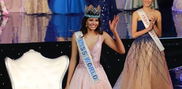 A porto-riquenha Stephanie del Valle acena ao ser coroada Miss Mundo 2016