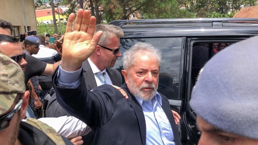 02.mar.2019 - Luiz Inácio Lula da Silva entra em um carro para ir ao cemitério em São Bernardo do Campo onde seu neto, Arthur, foi velado