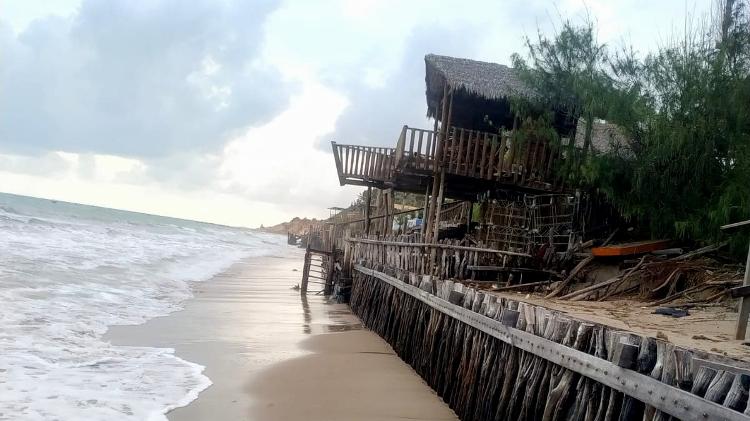 Icapuí (CE): Mar avança, expulsa moradores e deixa a água salgada
