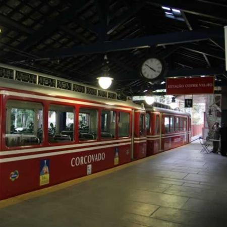 Passeio de trem leva turistas até o Corcovado, no Rio de Janeiro