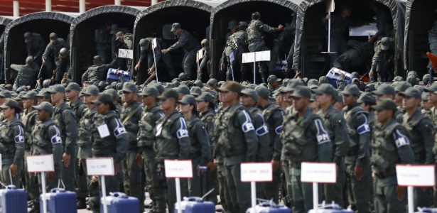 Soldados venezuelanos descarregam materiais de votação em uma base militar