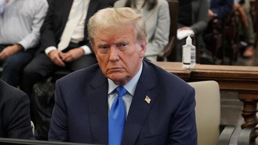 Trump vai a tribunal para julgamento em que é acusado de fraude fiscal