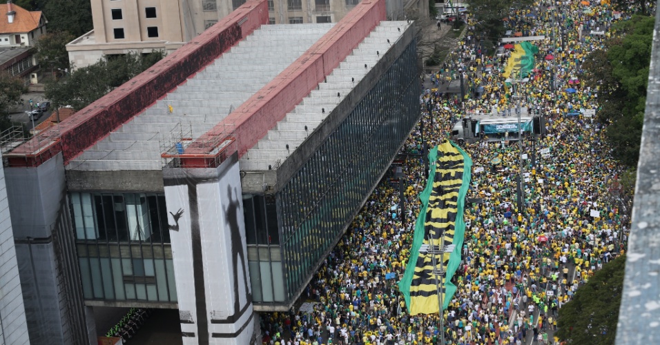 16ago2015---manifestantes-erguem-faixa-gigante-pedindo-o-impeachment-da-presidente-dilma-rousseff-durante-protesto-na-avenida-paulista-em-sao-paulo-1439753412011_956x500.jpg