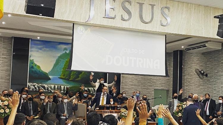 Pastor Péricles prega durante culto em igreja Assembleia de Deus
