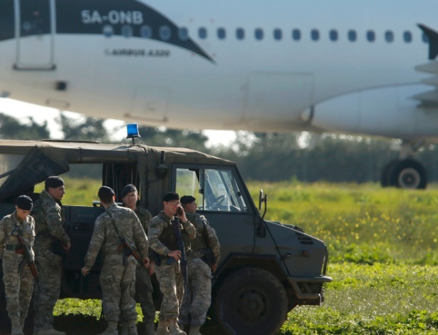 23.dez.2016 - Tropas maltesas atuam no sequestro de avião líbio