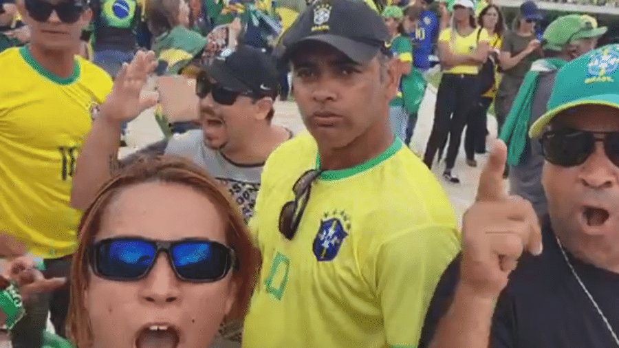 Diego Ventura, de camiseta amarela, foi filmado nos ataques aos três Poderes em 8 de janeiro