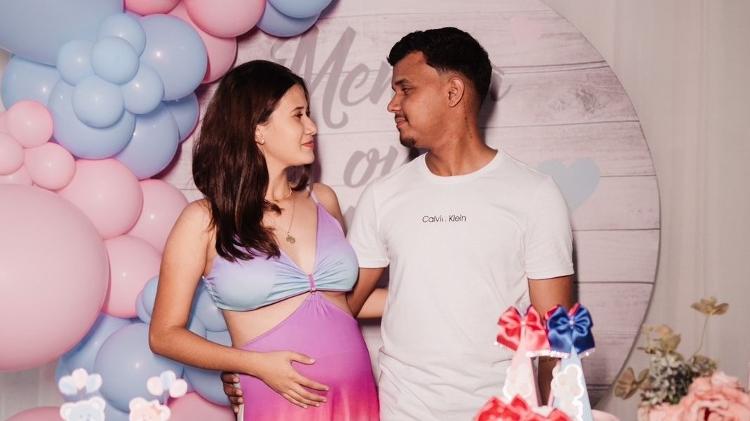 Syang Siqueira de Souza, 21, e o marido: ele afirma que ambulância demorou para chegar