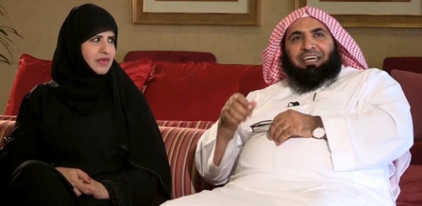 O ex-policial religioso saudita Ahmed Qassim al-Ghamdi ao lado de sua mulher, Jawahir