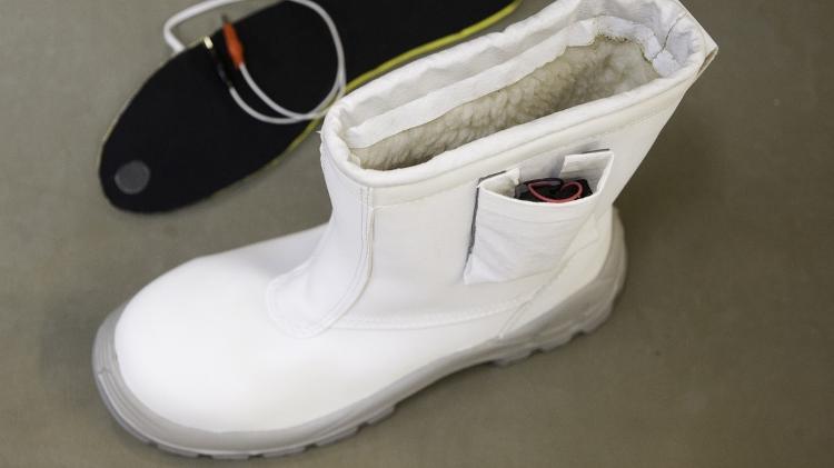 Fotografia. Protótipo da Unicamp: uma bota branca com palmilha capaz de produzir calor. Fim da descrição.