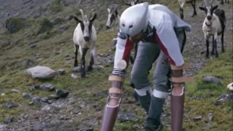 Thomas Thwaites cansou da vida frenética e resolveu tirar férias como bode