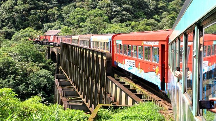 Trem no Paraná: 40 minutos com vista para precipício, diz passageira