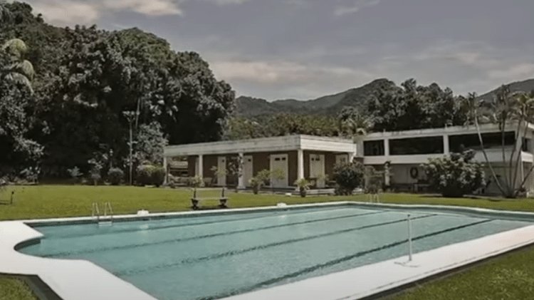 Área de piscina da mansão no Jardim Pernambuco - Reprodução/YouTube
