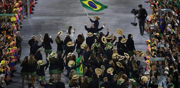 Delegação brasileira na cerimônia de abertura da Rio-2016: atletas relatam falta de valorização e de condições de trabalho.