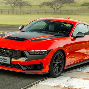 https://carsughi.uol.com.br/wp-content/uploads/2025/08/ainda-mais-esportivo-mustang-dark-horse.jpg