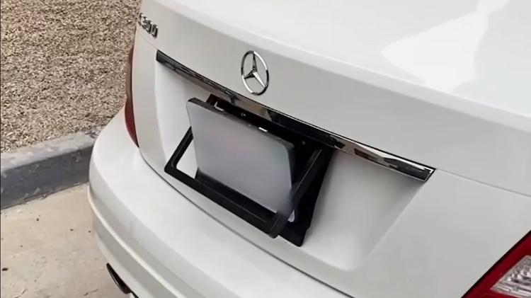 Engenhoca que literalmente esconde a placa do carro é outro subterfúgio adotado por maus motoristas