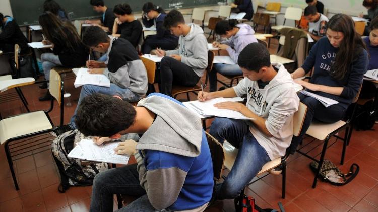 Desmotivados, alunos mal instruídos deixam escola e assumem empregos informais