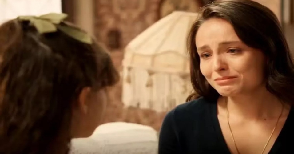 Estela chora enquanto olha para Anabela em cena de Êta Mundo Melhor