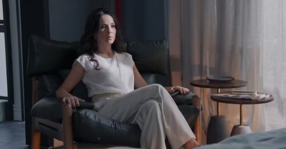 Zenilda pensativa em cena de Três Graças