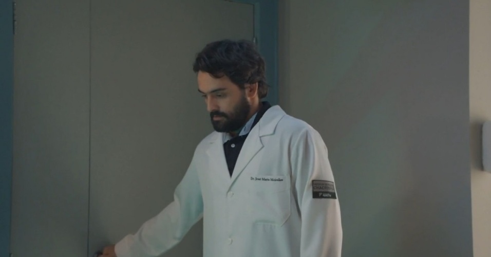 José Maria pensativo em cena de Três Graças