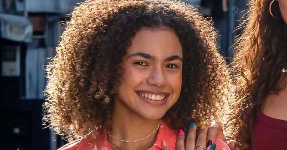 Alana Cabral como Joélly na novela Três Graças