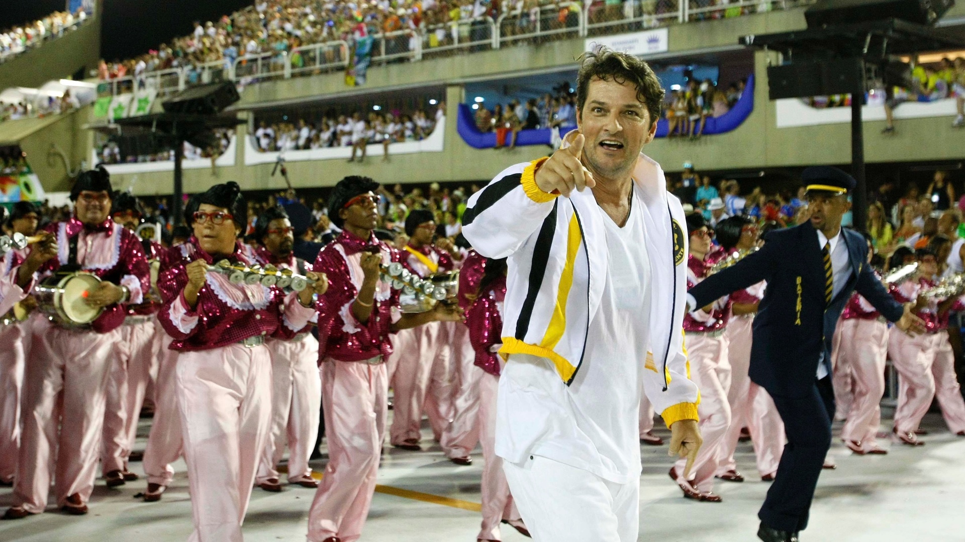 http://imguol.com/entretenimento/carnaval/2013/2013/02/11/11fev2013---o-ator-marcelo-serrado-durante-desfile-da-sao-clemente-no-sambodromo-do-rio-1360629974274_1920x1080.jpg