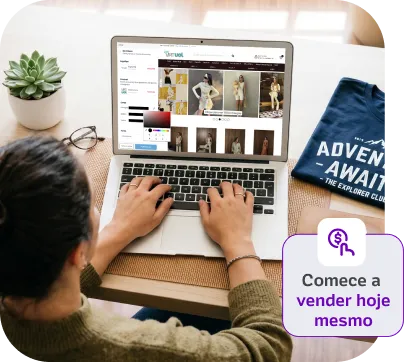 mulher montando a sua loja virtual pelo notebook em casa