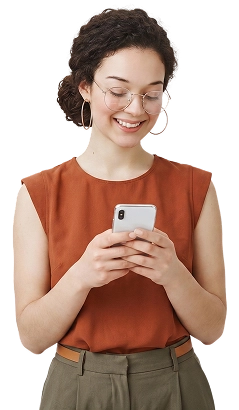 Mulher sorridente segurando o telefone