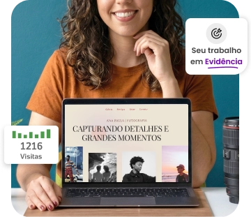 Mulher mostrando site em notebook